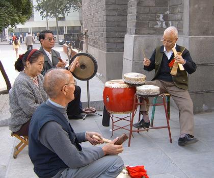 ... tambours et chanteurs ...