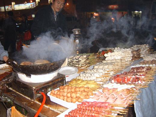 Un des etalages de bonnes choses a manger, qu'on trouve partout dans la rue