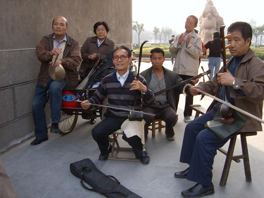 Les violons chinois produisent un son lancinant..